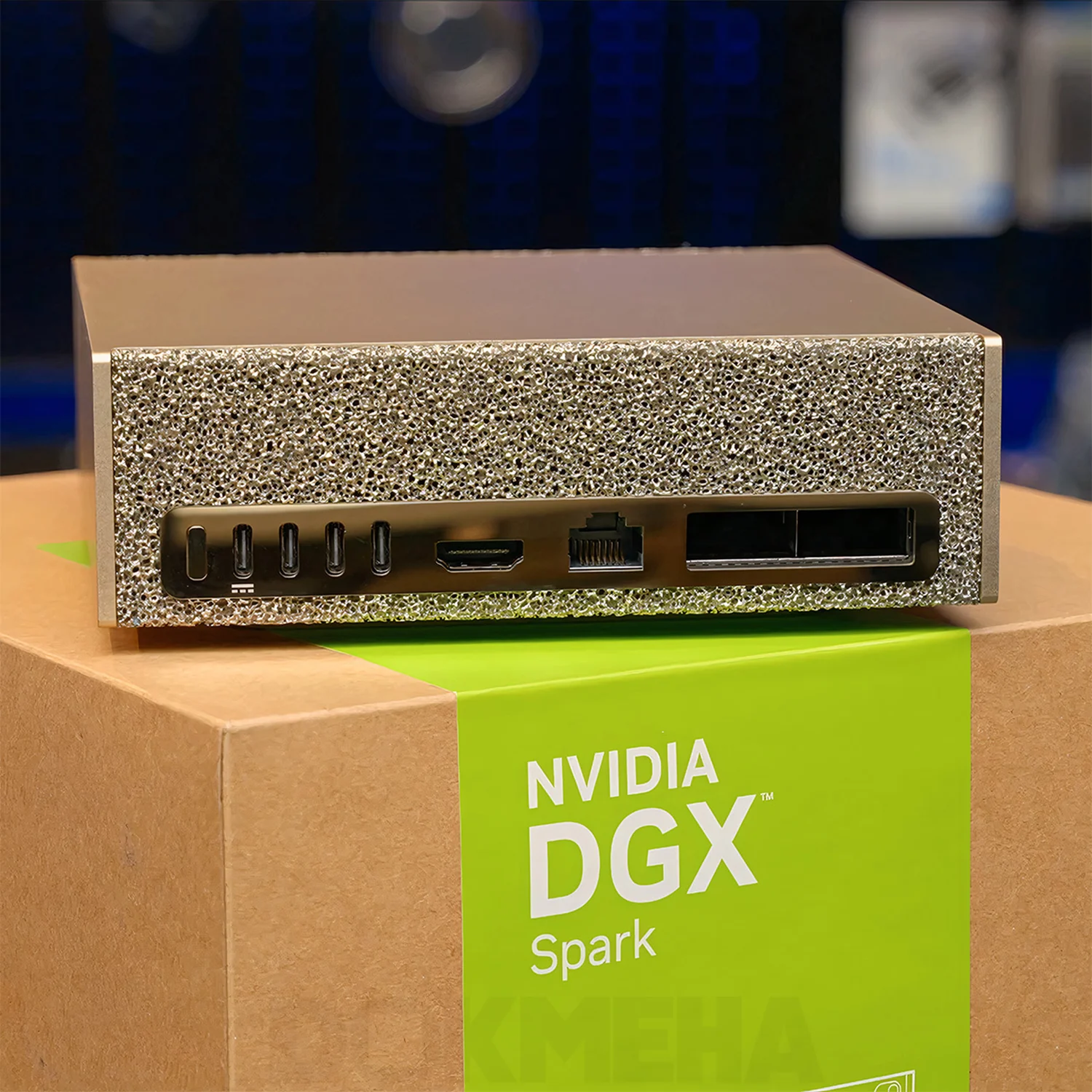 کامپیوتر شخصی هوش مصنوعی انویدیا NVIDIA DGX Spark؛ تراشه GB10 Grace Blackwell نمای پشتی با پورتها و جعبه