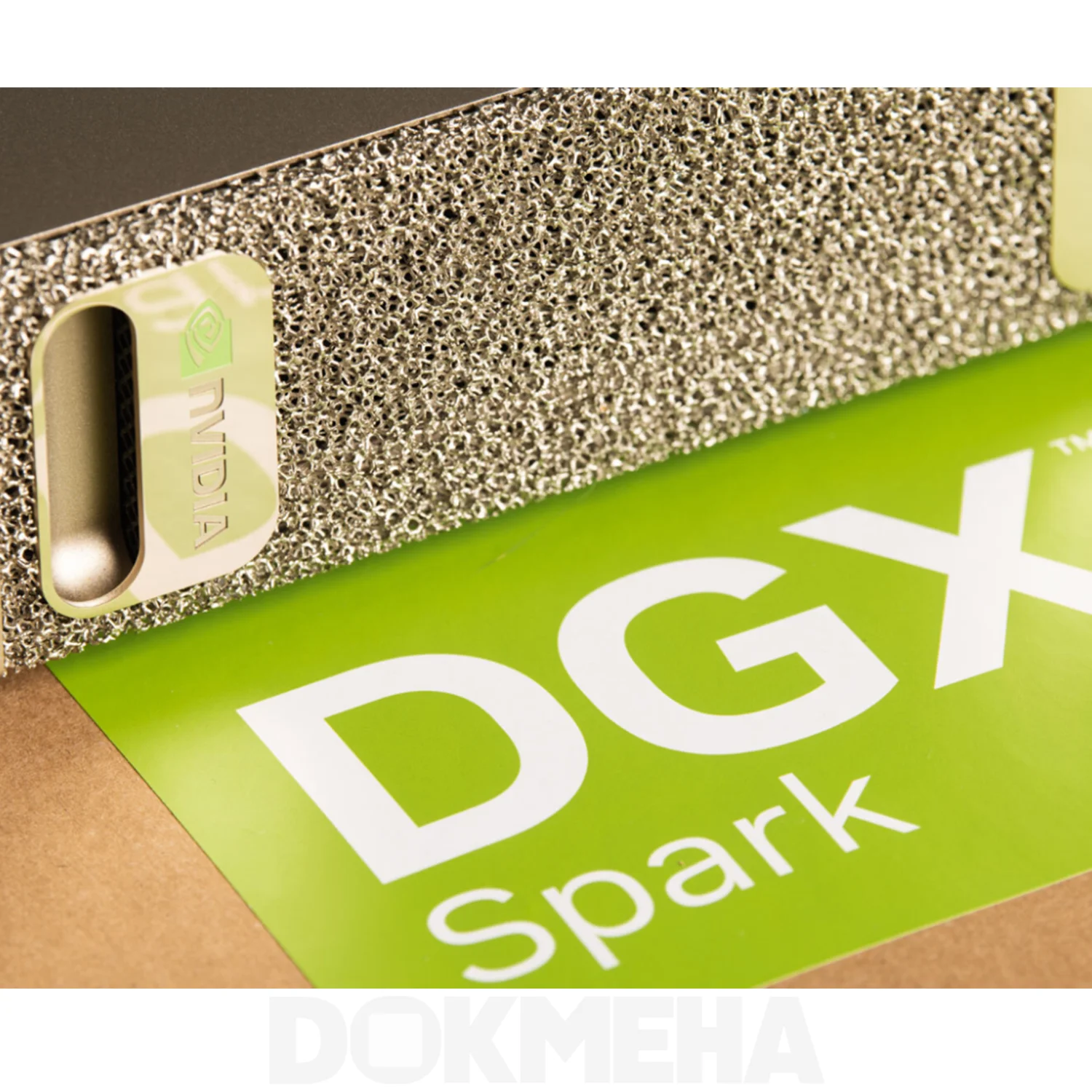 کامپیوتر شخصی هوش مصنوعی انویدیا NVIDIA DGX Spark؛ تراشه GB10 Grace Blackwell نمای جانبی بالا با جعبه